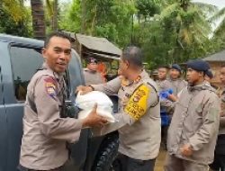 Kapolres Loteng Turun Langsung Bantu Warga Terdampak Banjir Di Pujut