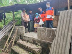 Polsek BKU Dampingi BPBD Loteng, Serahkan Bansos Terdampak Bencana Alam