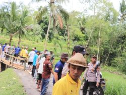 Kapolsek Kopang Bersama Jajaran Terjun Langsung Bantu Pengerjaan Jembatan