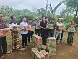 Salurkan Bantuan, Bupati Ajak Mayarakat Kembali Menanam Pohon