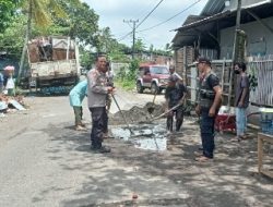 Urai Kecelakaan, Kapolsek Prateng Ajak Masyarakat Cor Jalan Jalan Berlubang