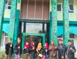 Kontingen MTsN 2 Loteng, Satu Ritme Meriahkan Acara Jalan Sehat Kerukunan