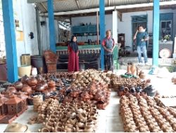Cerita Amran Pemilik Artshop Yulia Pottery Creative Yang Sukses Dari Desa Penujak (2).