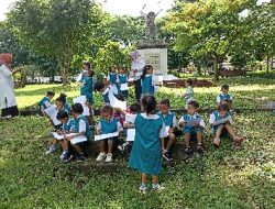 Keren Belajar Sambil Refresing, Siswa TK BK Semayan Belajar Menggambar Alam Sekitar di Taman Biao