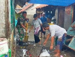 Anggota Koramil 01/Praya, Berjibaku Bantu Warga Bersihkan Lumpur Sisa Genangan