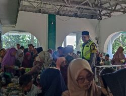 Hindari Berdesakan, Bhabinkamtibmas Desa Monggas, Sterilkan Para Ziarah