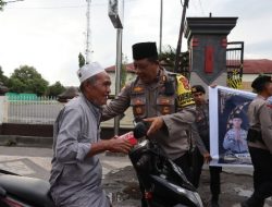 Hari Perdana, Polres Loteng Dan Bhayangkari Bagi Bagi Takjil