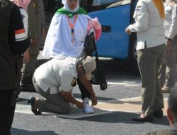 Aksi Heroik Anggota Pol PP, Ikat Tali Sepatu JCH Lansia Yang Nyaris Lepas