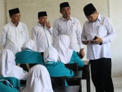 Praktis, MTsN 1 Loteng Gunakan HP Dalam PAT