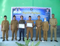 Bupati Loteng, Berikan Penghargaan Kepada Dua Kadus di Pratim