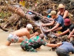 Babinsa Penujak Bersama Warga Sigap Lakukan Gotong Royong