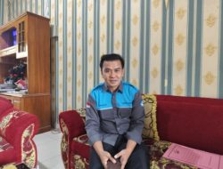 Jaga Keasrian Lingkungan Sekolah, SMKN 1 Praya Bagikan Karung