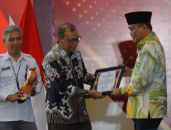 Kakanwil Kemenag Terima Penghargaan Dari KPU NTB