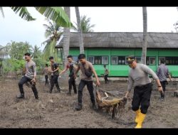 Polres Loteng Bersihkan Sisa Material Pasca Banjir di Pujut