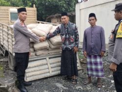 Kapolres Loteng, Sumbang 50 Zak Semen Untuk Pembangunan Masjid At- Taqwa Selandung