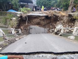 Jembatan Mujur Ambruk, Bupati Loteng:  Besok Saya Suruh PUPR Datang