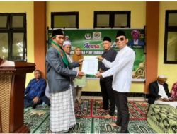 Berkontribusi Nyata Bagi Kemenag NTB, Kabid PHU Serahkan Izin Operasional Untuk KBIHU NW