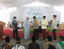 Halal Bihalal di Ponpes Manhalul Ma’arif, Kapolres Loteng Sumbang Al-Quran Dan Semen