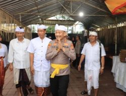 Kapolres Lombok Tengah Hadiri Acara Pujawali ke-30 di Pura Buana Natal