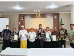 Kanwil Kemenag NTB Serahkan 24 Tanda Pendaftaran Lembaga Dan Rumah Ibadah Agama Hindu