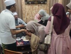 Mahasiswa Jalur Tahfiz Bersama Keluarganya, Besuk Bupati Loteng di Kediamannya