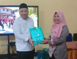 Peduli Pendidikan, H. Lalu Hdrian Irfani Serahkan Bantuan Aspirasi di SDN 3 Praya