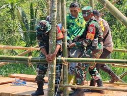 Jalan Penghubung Dua Kecamatan di Loteng Terputus, Koramil 03/Kopang Bangun Jembatan Sementara