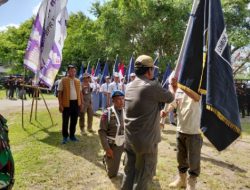 Camat Pratim Terima Bendera Pataka Loteng Dari Camat Janapria