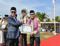 Berkontribusi Untuk Santri, Dipuncak HSN 2025 Kapolres Loteng Terima Penghargaan Dari Kemenag NTB