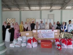 Hj. Lale Syifa Bersama Mitra Kerja, Serahkan Bantuan di Ponpes Safinatunnaja NW Pengadang