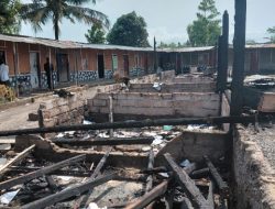 Bupati Loteng Droping Semen dan Atap Untuk Pembangunan Ulang Asrama Ponpes Safinatunnaja NW Pengadang