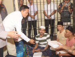Momen Lebaran, Kapolres Dan Bupati Loteng Berbagi Dengan Tahanan ‎