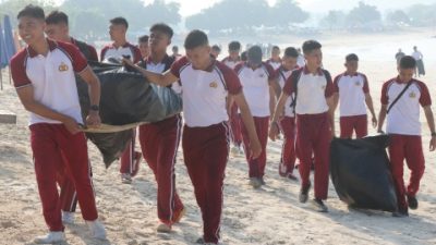 Kapolda NTB Pimpin Kegiatan Bersih-Bersih di Pantai Aan Dukung Program Asri Presiden RI