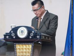 Sekwan Bacakan Dua SK Sekaligus di Rapat Paripurna DPRD Loteng