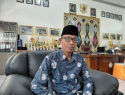 Ratusan Siswa Mengantri Rebutan Dapat Tiket Masuk di SMKN 1 Prateng
