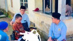 Wabup Loteng Datangi Rumah Santri Korban Kebakaran, Bawa Bantuan Kandang dan Ayam Petelur