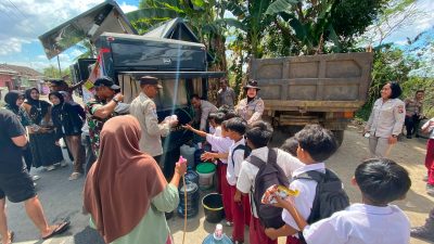 Warga Pelambik Tersenyum Gembira, Rombongan Polda NTB Bersama Polresta Loteng Tiba Bawa Air