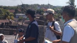 Dikes Loteng Bagikan 1.000 Masker, Untuk Warga Dan Petugas Pascakebakaran Kampung Adat Sade