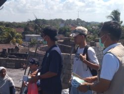 Dikes Loteng Bagikan 1.000 Masker, Untuk Warga Dan Petugas Pascakebakaran Kampung Adat Sade