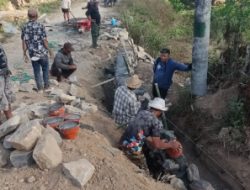 Warga Pemoles Gembira, Ir. Hj. Sari Yulianti Bangunkan Jalan Usaha Tani