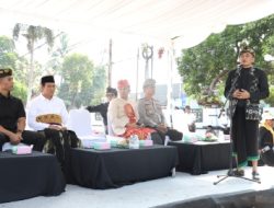Bupati Loteng Lepas Kontingen Kirab Budaya HUT Loteng Ke-81